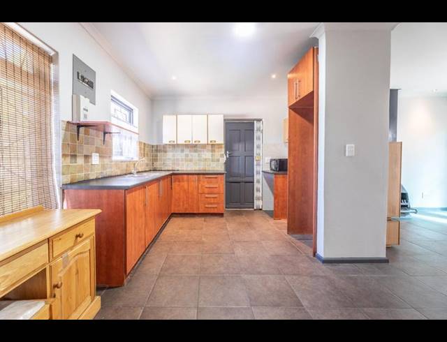 2 BEDROOM TOWNHOUSE FOR SALE IN VREDEKLOOF EAST